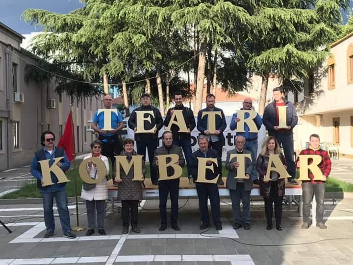 The artists with the letters to be restored